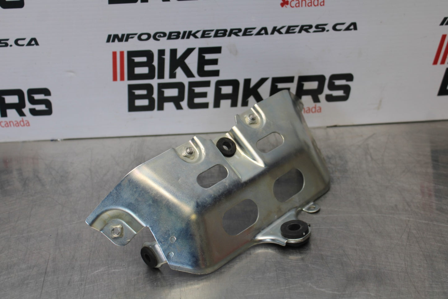 08-10 SUZUKI GSXR 600 FRONT GAS TANK FAIRING COWL COVER MOUNT BRACKET BB202