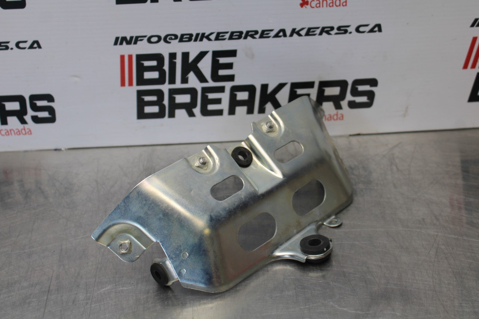 08-10 SUZUKI GSXR 600 FRONT GAS TANK FAIRING COWL COVER MOUNT BRACKET BB202