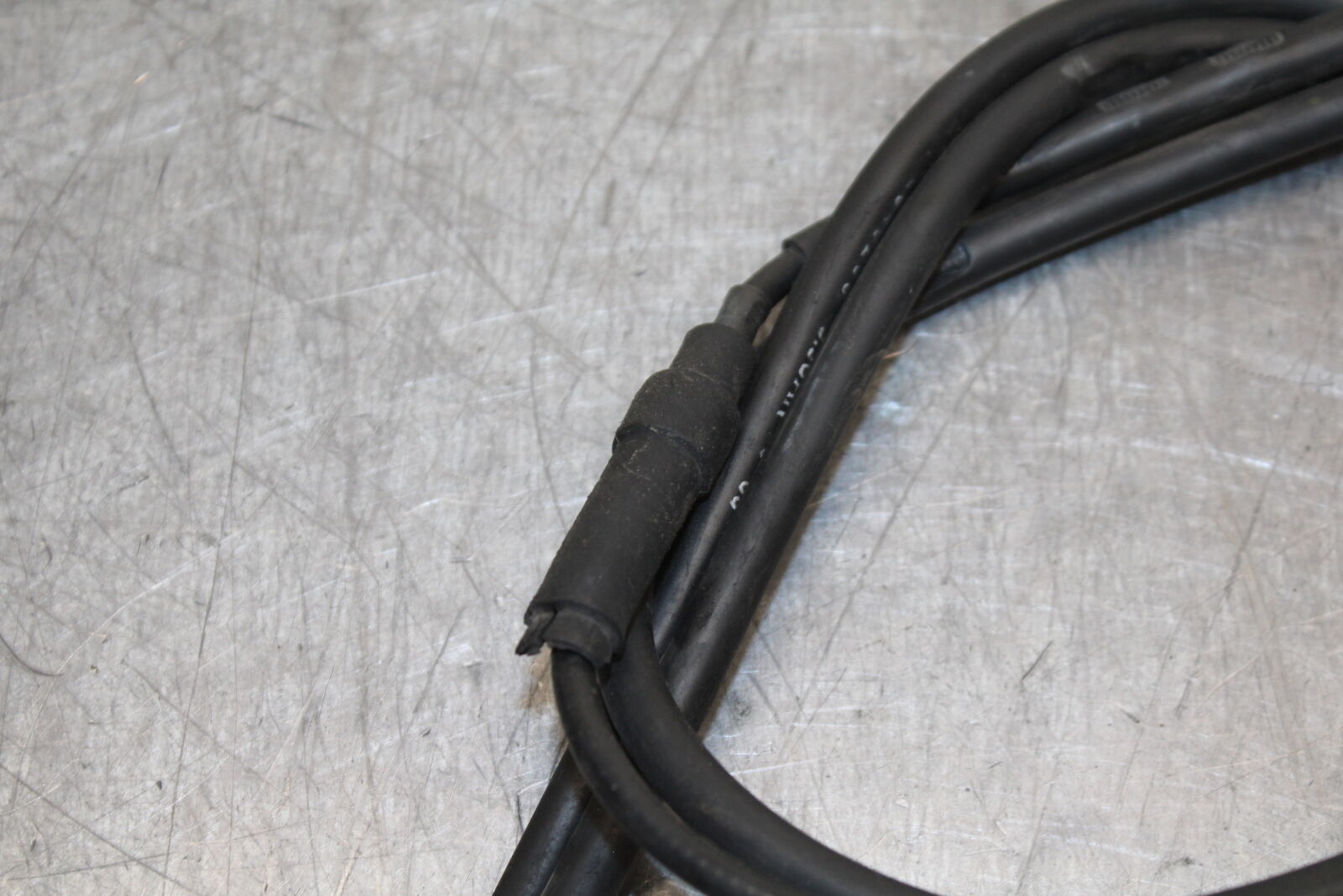 03-04 TRIUMPH DAYTONA 600 THROTTLE CABLE LINE HOUSING GUIDE BB745
