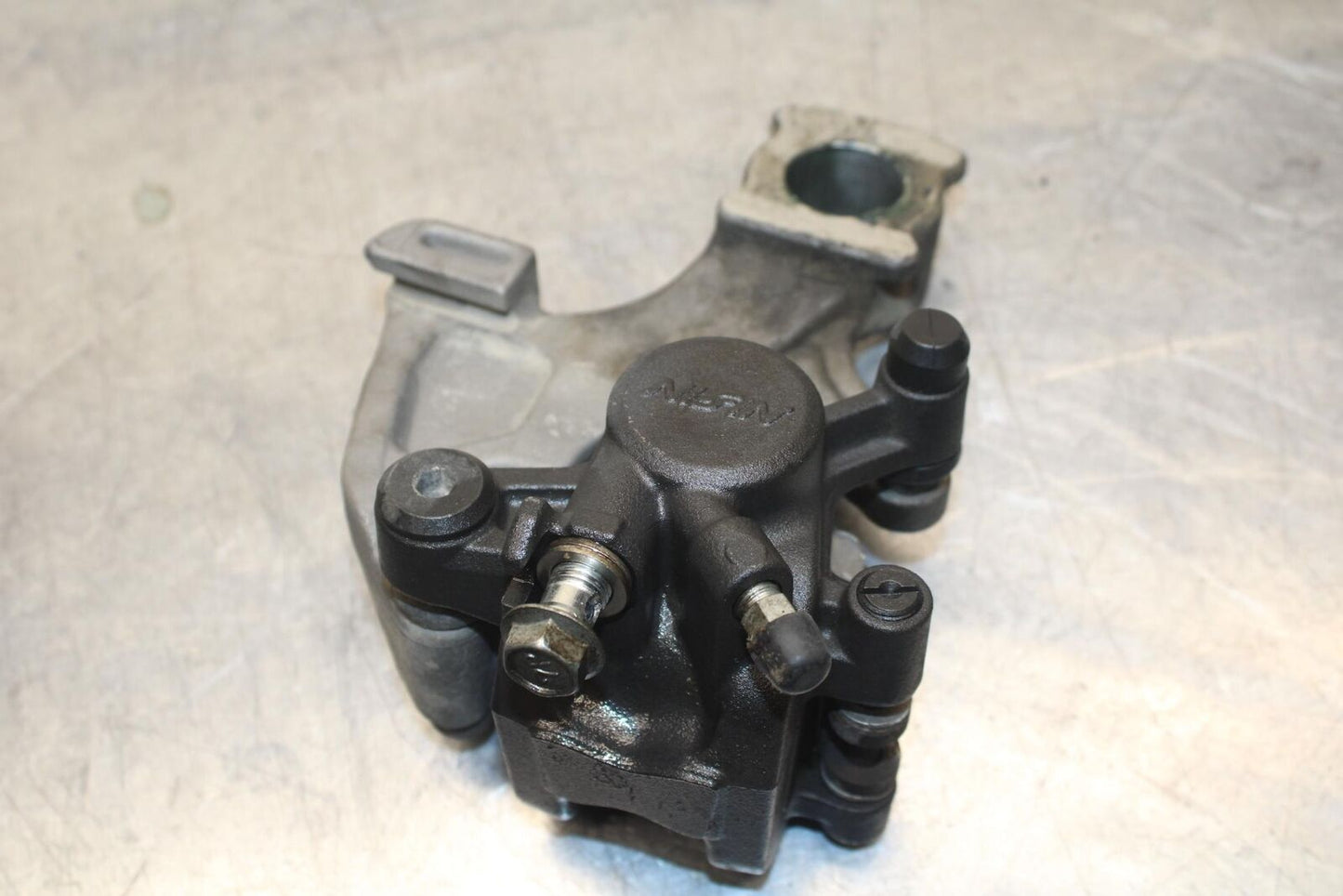 2011 Suzuki GSXR600 REAR BRAKE CALIPER W MOUNT BRACKET 69100-47H10-999 BB605