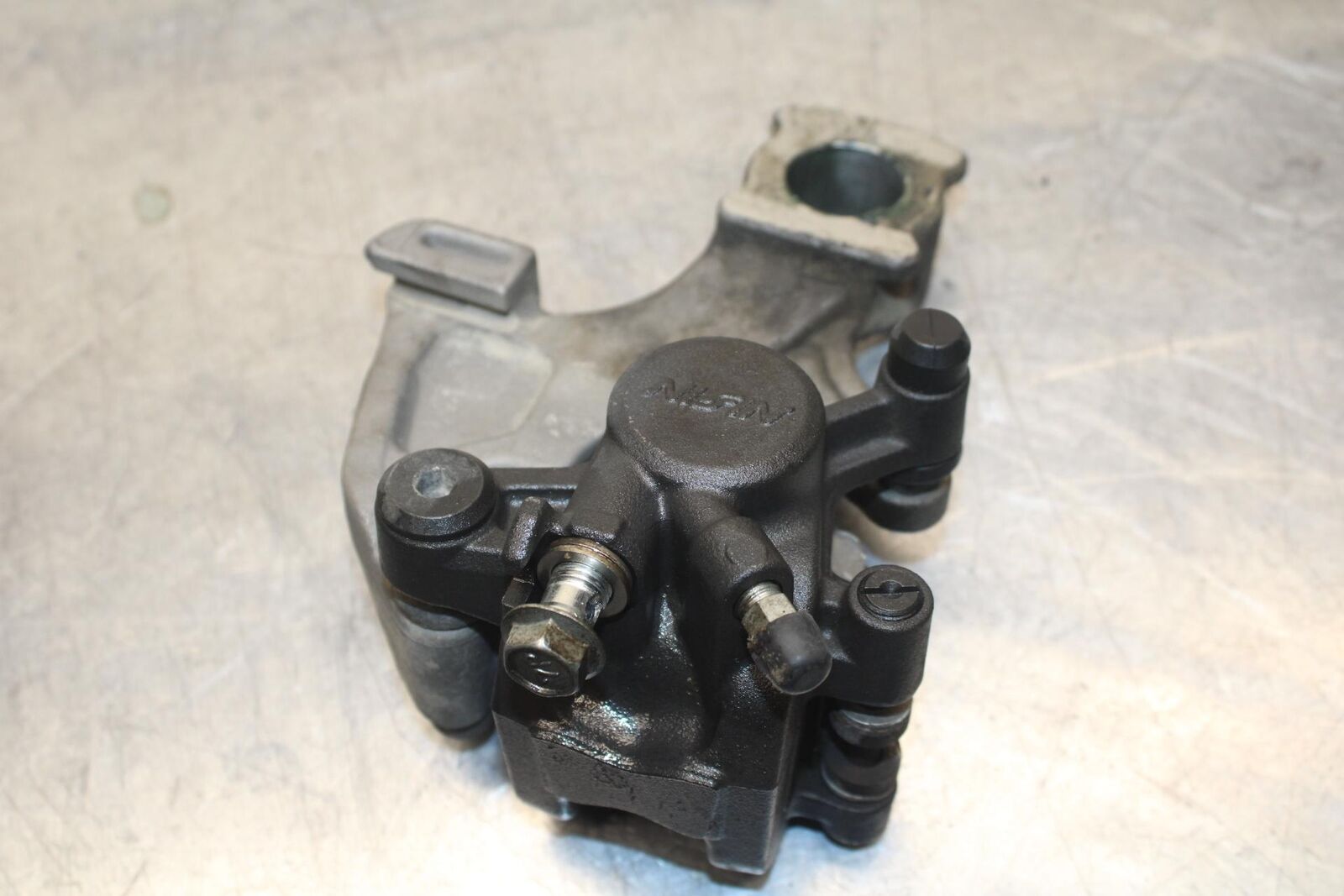 2011 Suzuki GSXR600 REAR BRAKE CALIPER W MOUNT BRACKET 69100-47H10-999 BB605