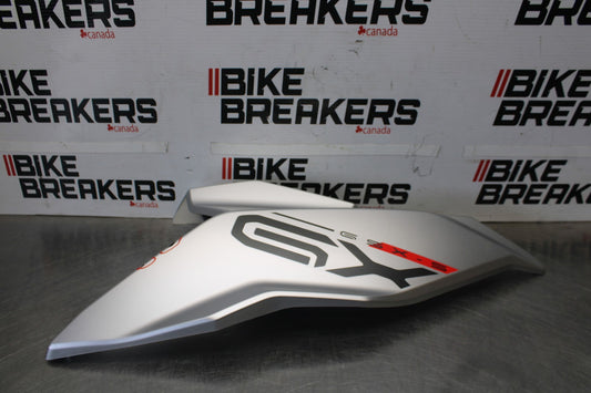 24-26 SUZUKI GSXS1000GX RIGHT FRONT UPPER MID SIDE FAIRING COWL PLASTIC BB00