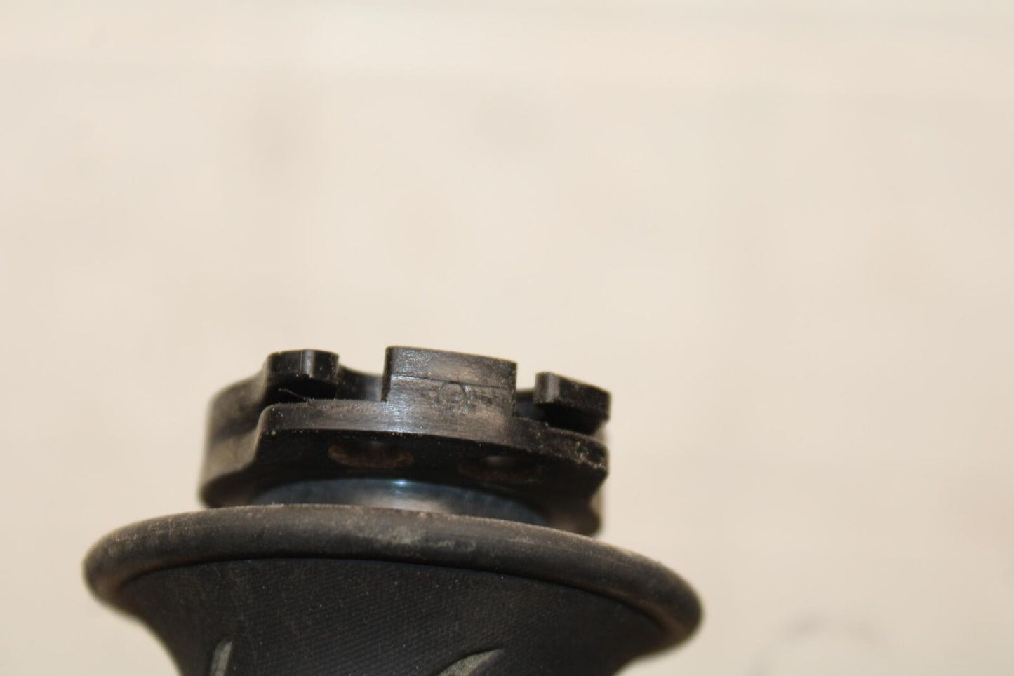 2015 Suzuki GSXR750 RIGHT THROTTLE GRIP BB595