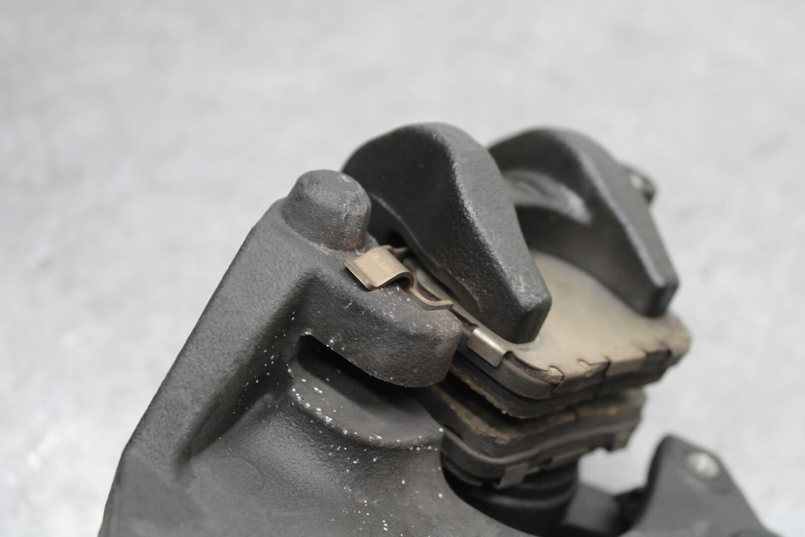 13-18 KAWASAKI NINJA ZX6R REAR BRAKE CALIPER W MOUNT BRACKET 43080-0114-DJ BB666