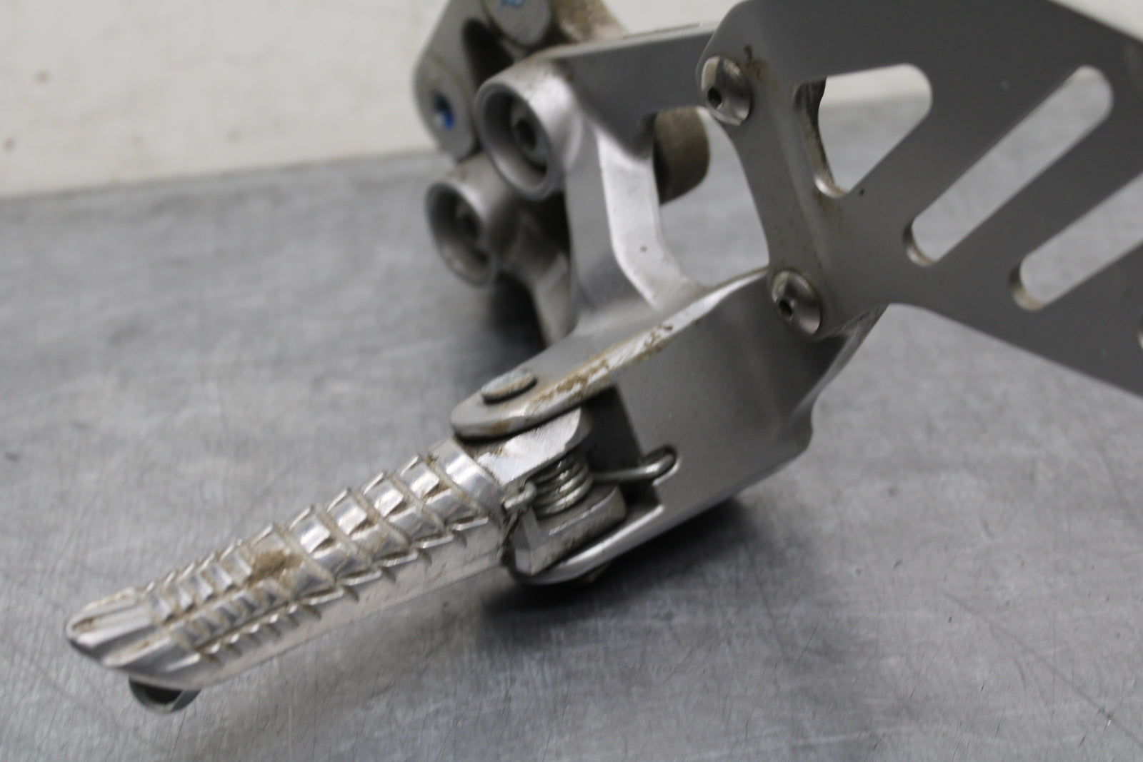 09 SUZUKI GSXR600 LEFT REARSET REAR SET DRIVER FOOT PEG REST STOP BB759
