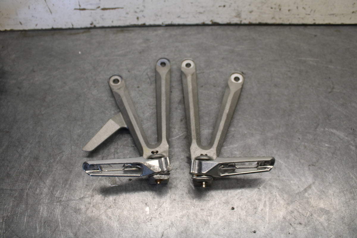 05-06 HONDA CBR600RR REAR BACK PASSENGER PEG SET PAIR  BB689
