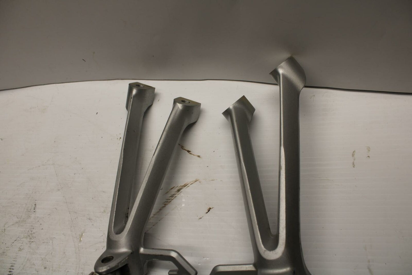 08-09 SUZUKI GSXR600 REAR BACK PASSENGER PEG SET PAIR 43600-37H00-13L BB250