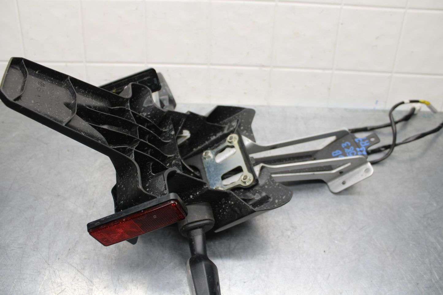 22-23 YAMAHA YZF R7 REAR BACK TAIL LIGHT MOUNT BRACKET BB583