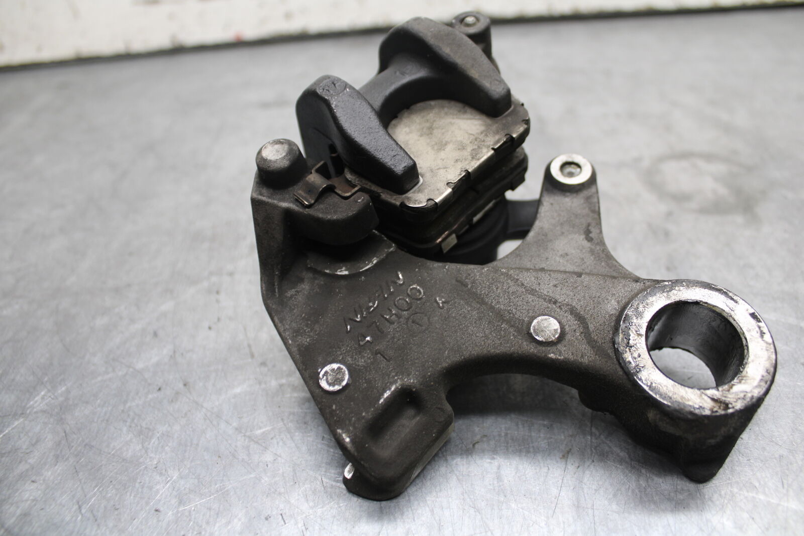 11-24 SUZUKI GSXR750 REAR BRAKE CALIPER W MOUNT BRACKET 69100-47H10-999  BB714