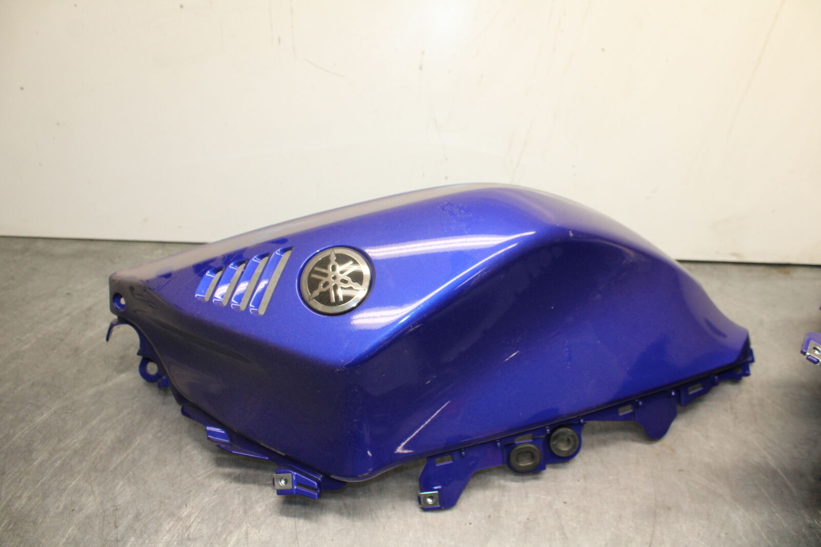 22-23 YAMAHA YZF R7 GAS TANK FUEL CELL COVER FAIRING COWL BB583