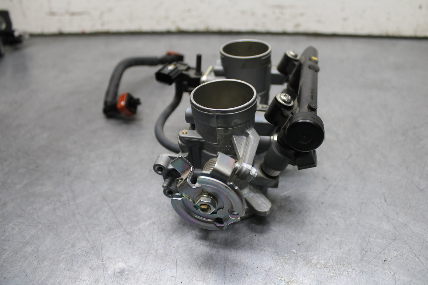 24 KAWASAKI NINJA 500 ABS MAIN FUEL INJECTORS / THROTTLE BODIES BB730