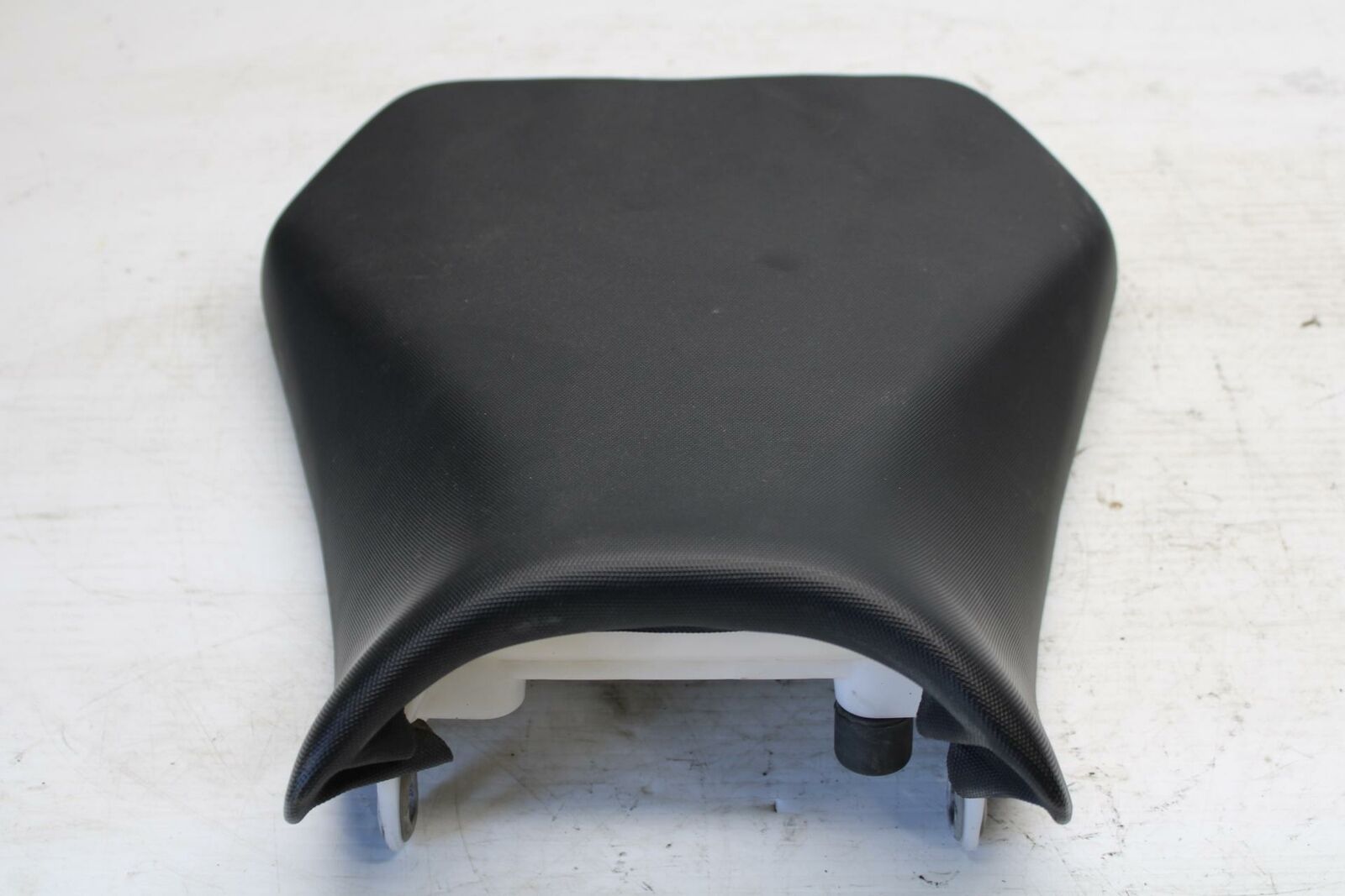 11-19 SUZUKI GSXR600 FRONT DRIVERS SEAT PAD SADDLE PILLION BB294