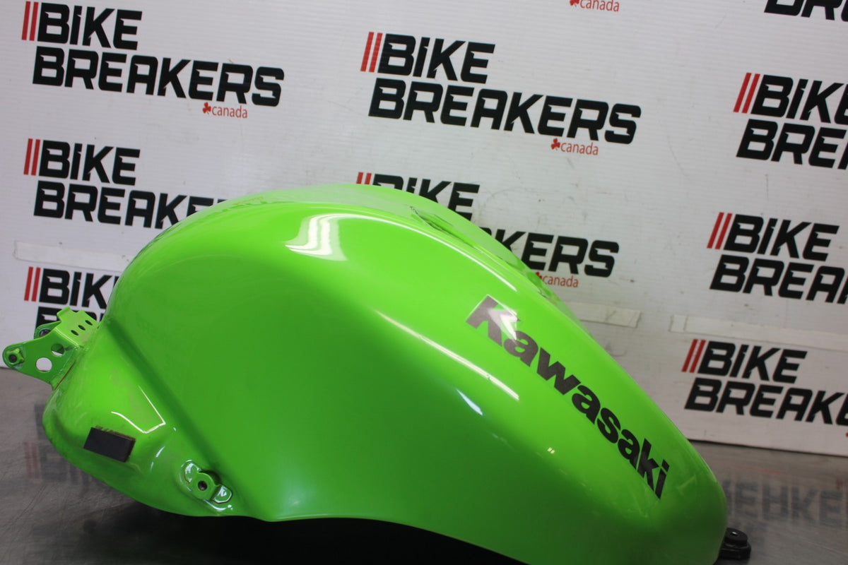 04-05 KAWASAKI NINJA ZX10R GAS TANK FUEL CELL PETROL RESERVOIR BB931