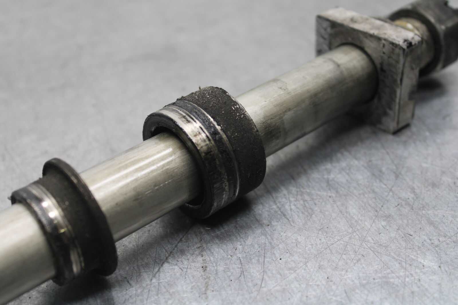 09-12 KAWASAKI NINJA ZX6R REAR AXLE BACK WHEEL RIM BOLT AXEL 41068-0035  BB698