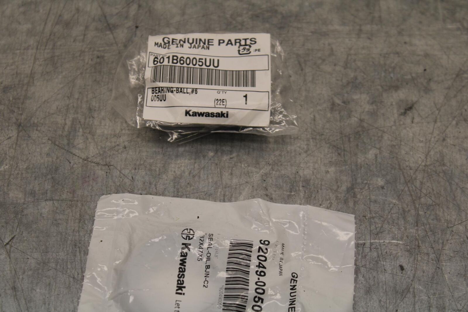 17 KAWASAKI Z900 ZR900 WHEEL BEARING AND OIL SEAL BB549