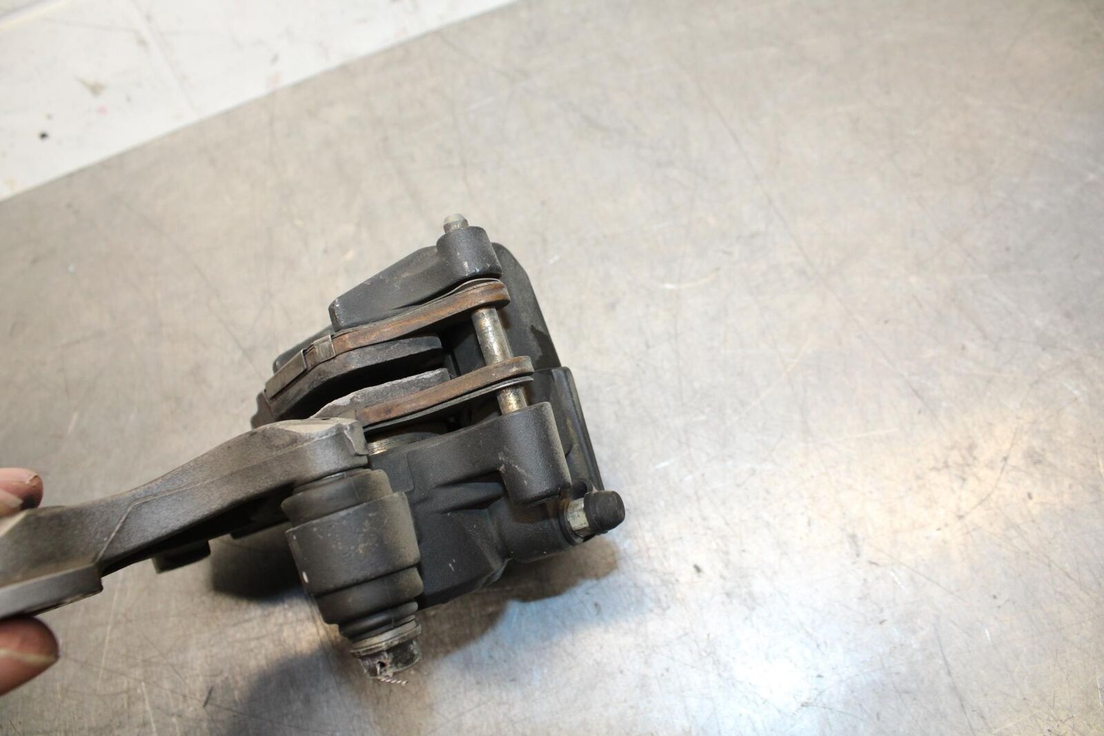 05 YAMAHA YZF R6S REAR BACK BRAKE CALIPER W MOUNT BRACKET BB600