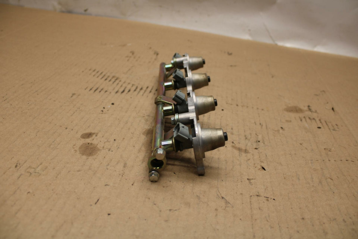 05-06 HONDA CBR600RR SECONDARY FUEL INJECTORS TOP AIRBOX GAS RAIL BB307b
