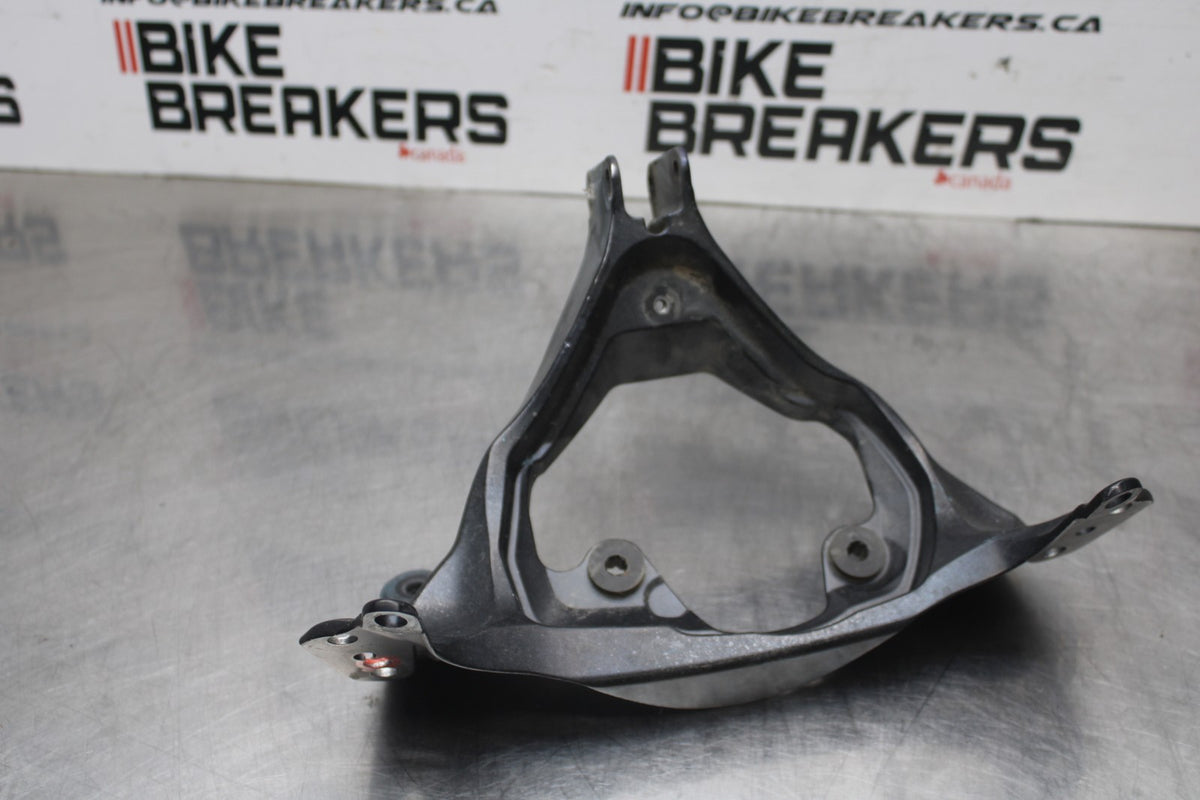 06-07 SUZUKI GSXR600 UPPER FAIRING MIRROR GAUGES STAY BRACKET BB836