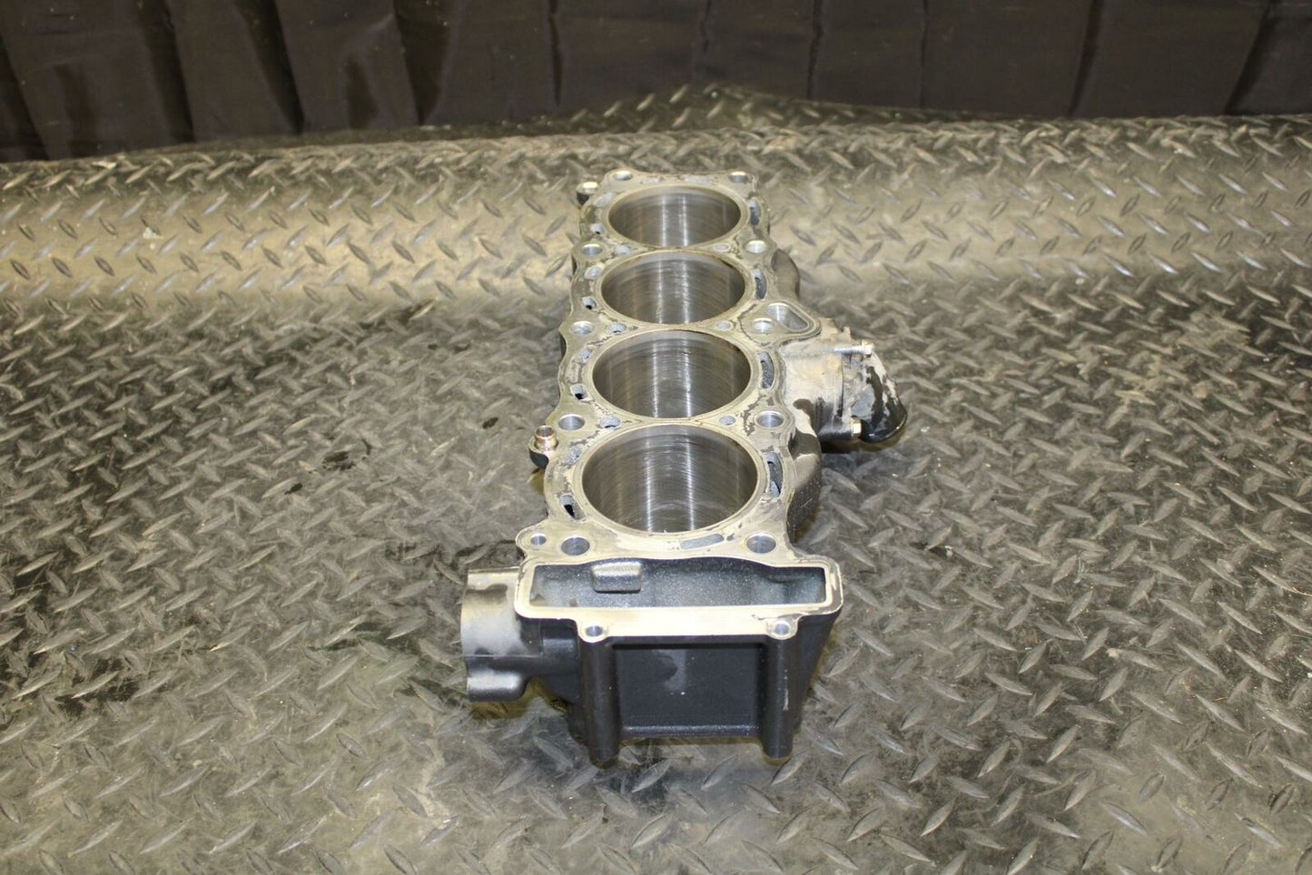 06 YAMAHA YZF R1 ENGINE MOTOR PISTON CYLINDERS BLOCK JUG BB191 B