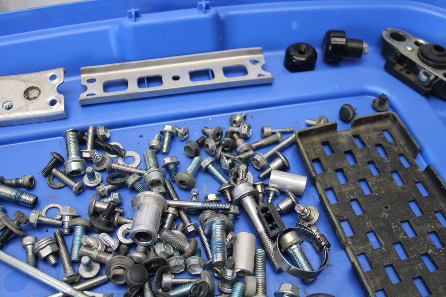 11 SUZUKI GSXR1000 MOUNTING BOLTS HARDWARE MOTOR SCREWS BB142