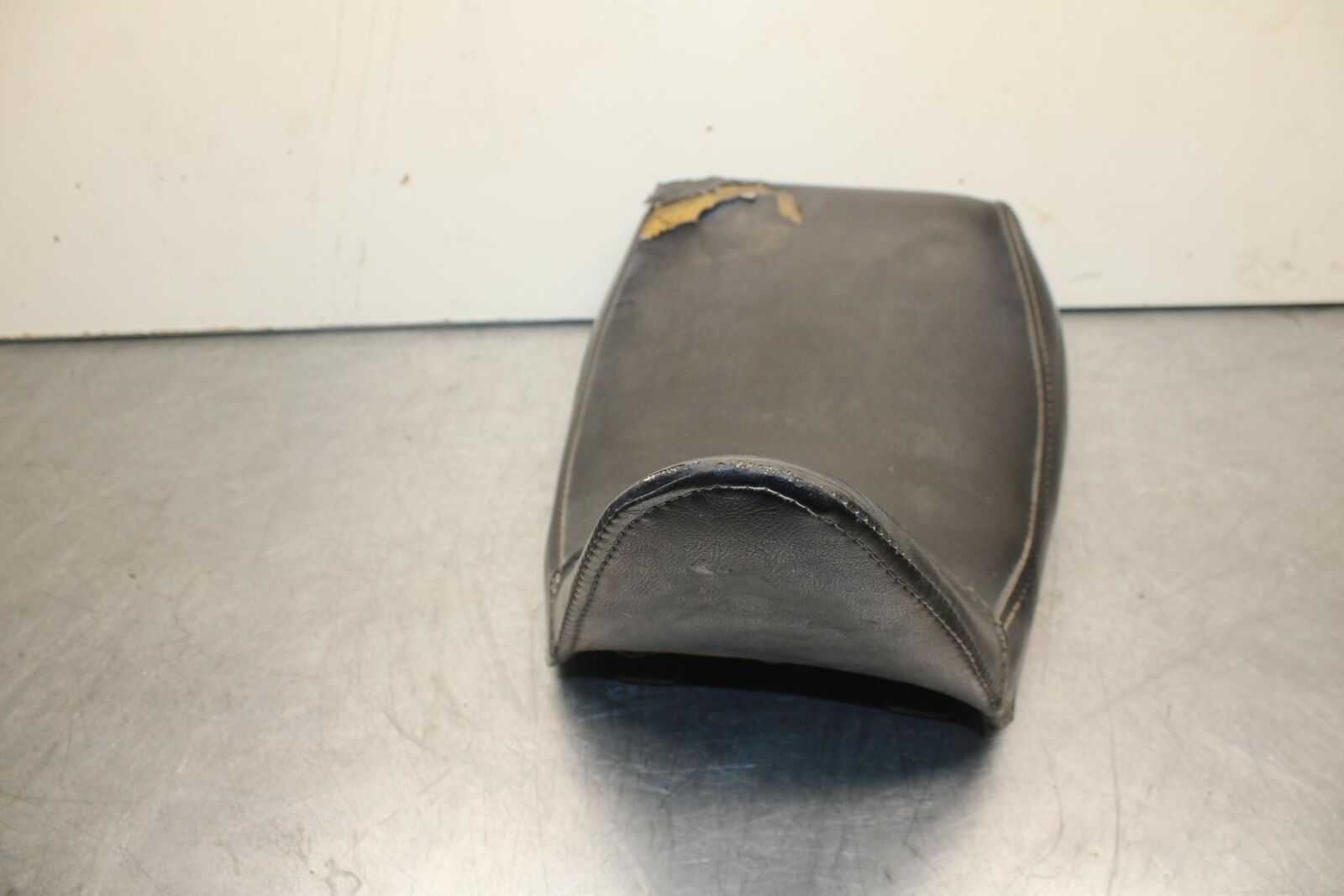 1988 Yamaha FZ600 FRONT DRIVERS SEAT PAD SADDLE BB601