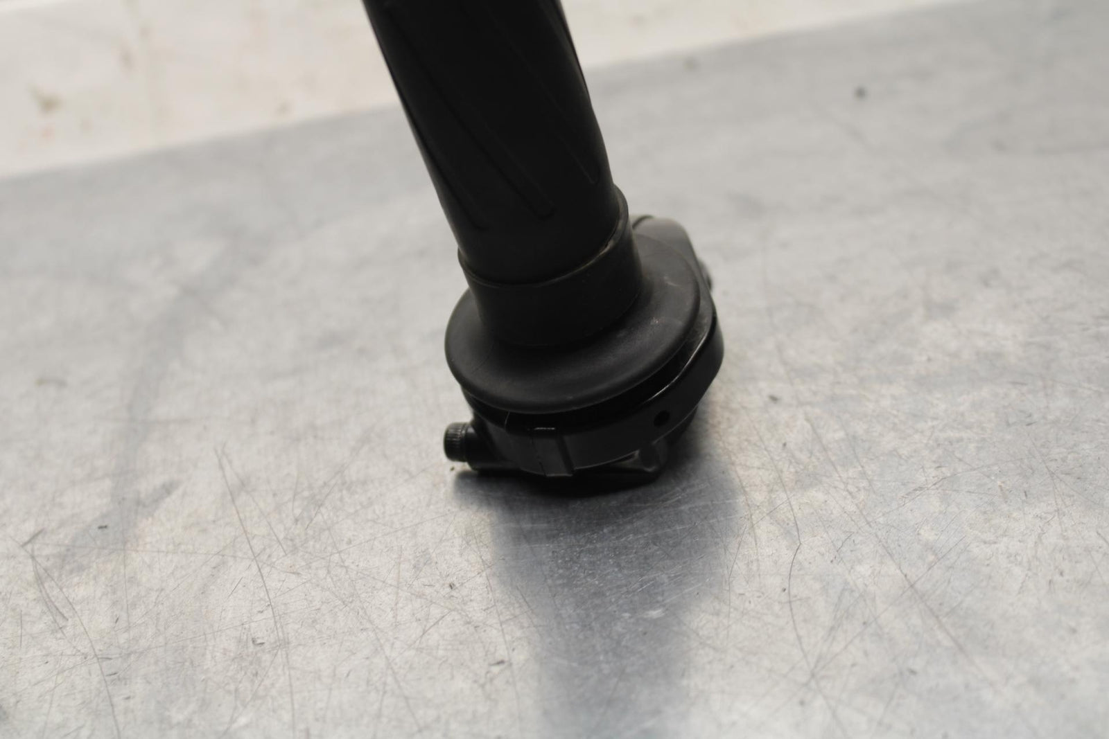 20-21 YAMAHA XSR900 RIGHT THROTTLE GRIP BB599