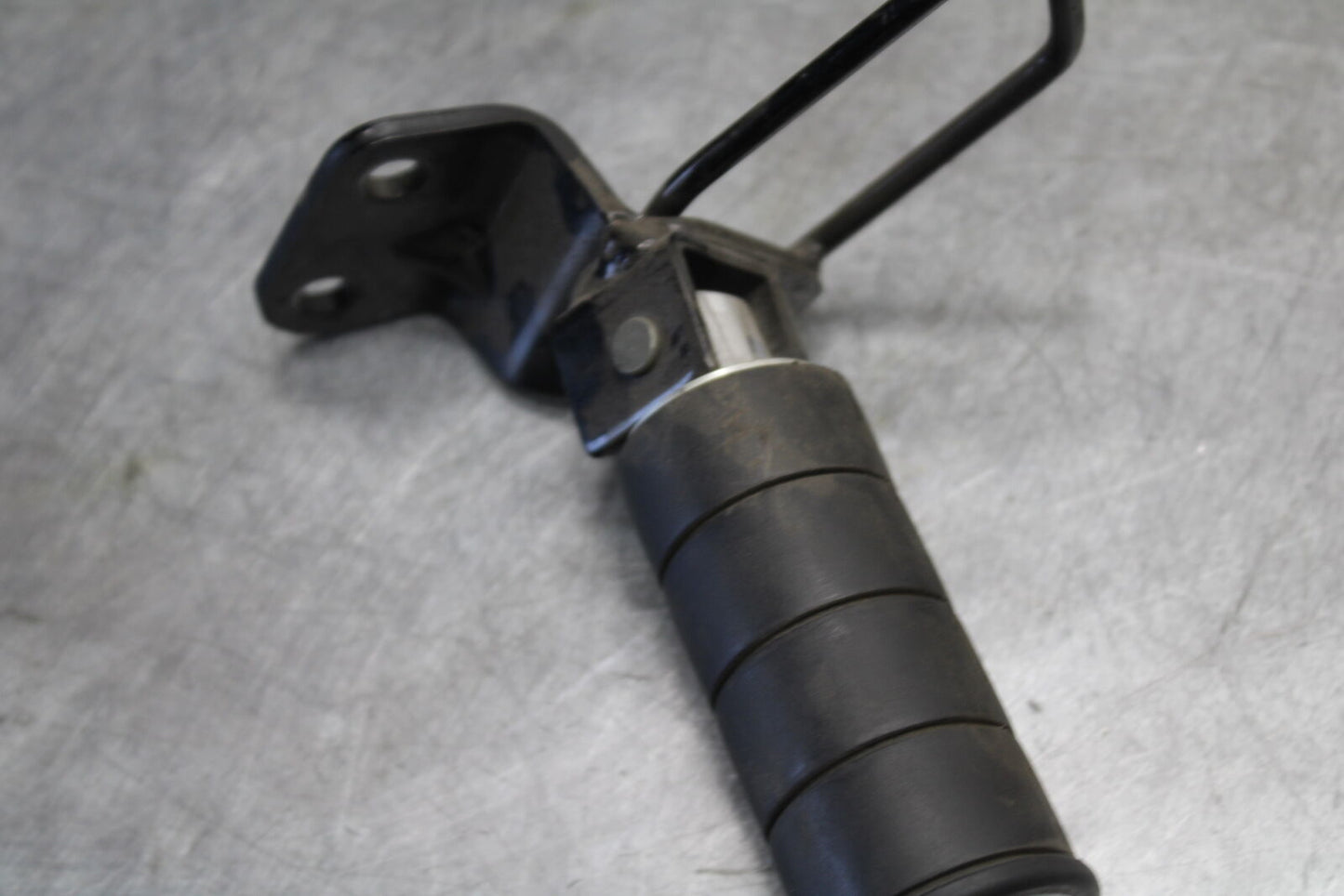 05-06 SUZUKI BOULEVARD M50 REAR PASSENGER FOOT STEP PEG BB671