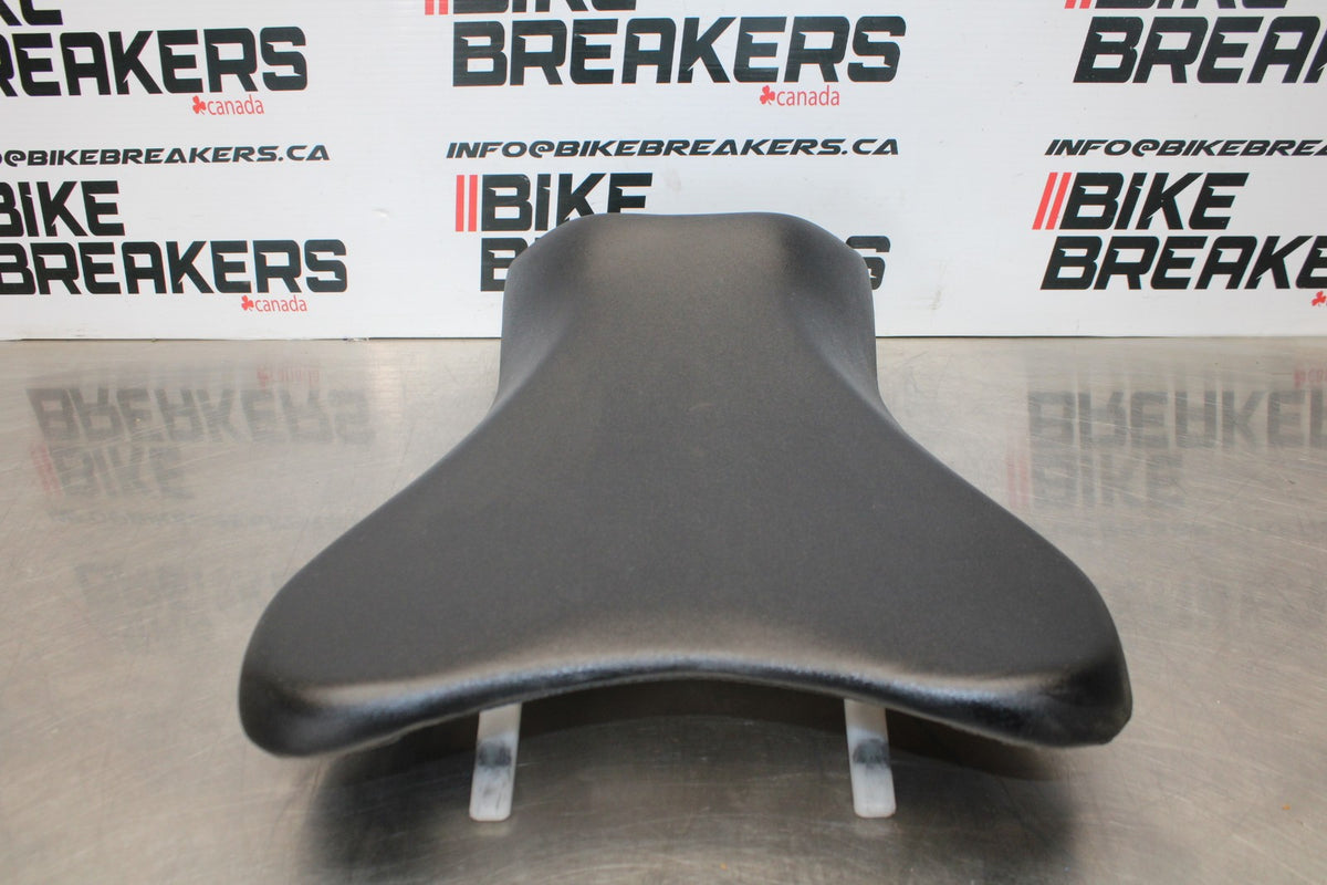08-10 SUZUKI GSXR 600 FRONT DRIVERS SEAT PAD SADDLE PILLION BB202