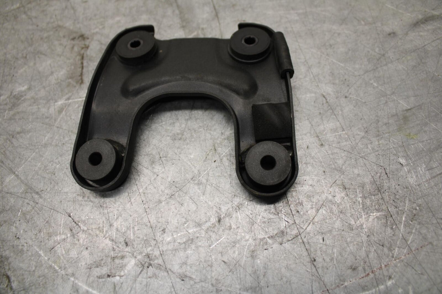 2009 Kawasaki Ninja ZX6R ZX600R FRONT GAS TANK BRACKET MOUNT BB44