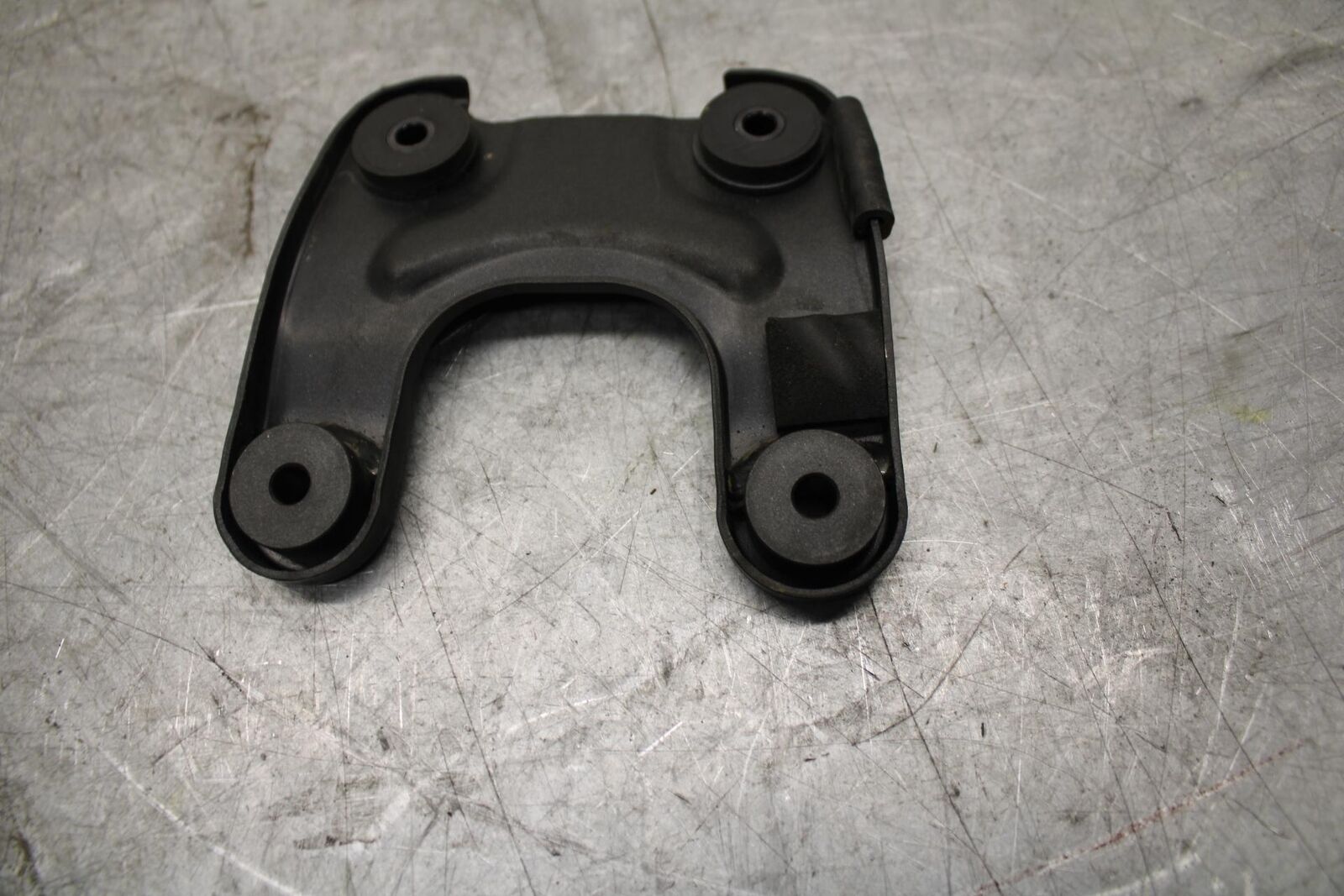 2009 Kawasaki Ninja ZX6R ZX600R FRONT GAS TANK BRACKET MOUNT BB44
