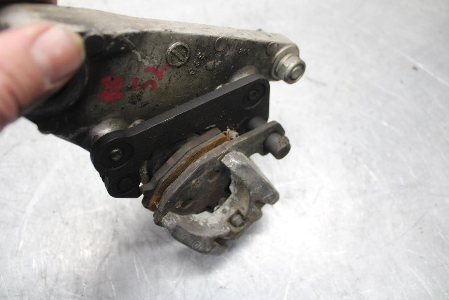 00-01 KAWASAKI ZZR600 REAR BACK BRAKE CALIPER W MOUNT BRACKET BB31