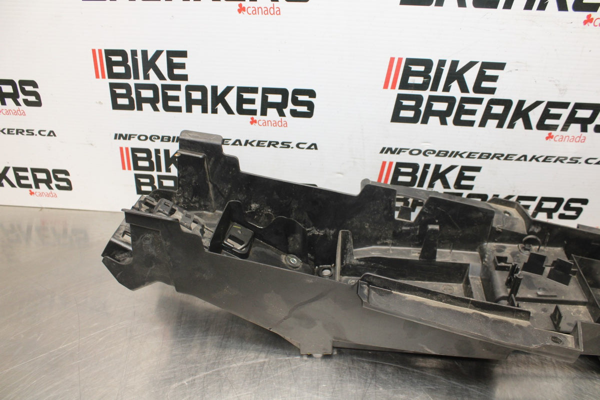 16 YAMAHA XSR900 REAR BACK TAIL UNDERTAIL BATTERY TRAY PLASTIC BB786