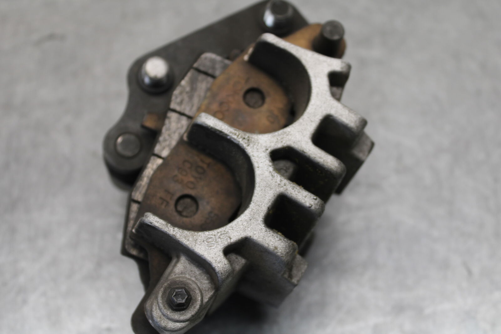 05-06 SUZUKI BOULEVARD M50 RIGHT FRONT BRAKE CALIPER 59100-33DB0-999 BB671