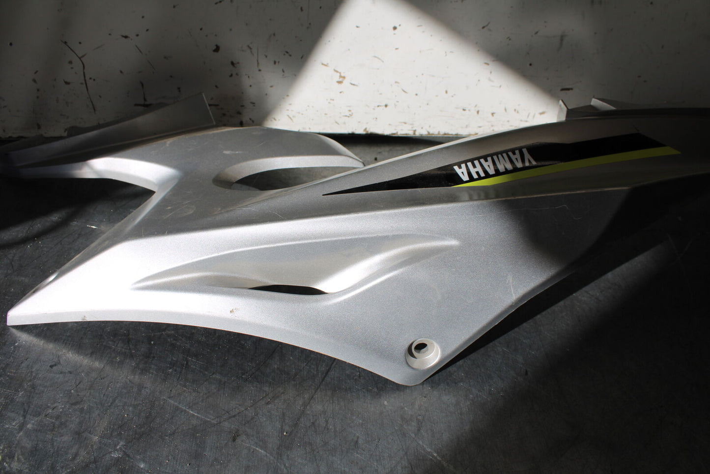 17-20 YAMAHA YZF R6 LEFT MID UPPER SIDE FAIRING COWL PLASTIC BB257