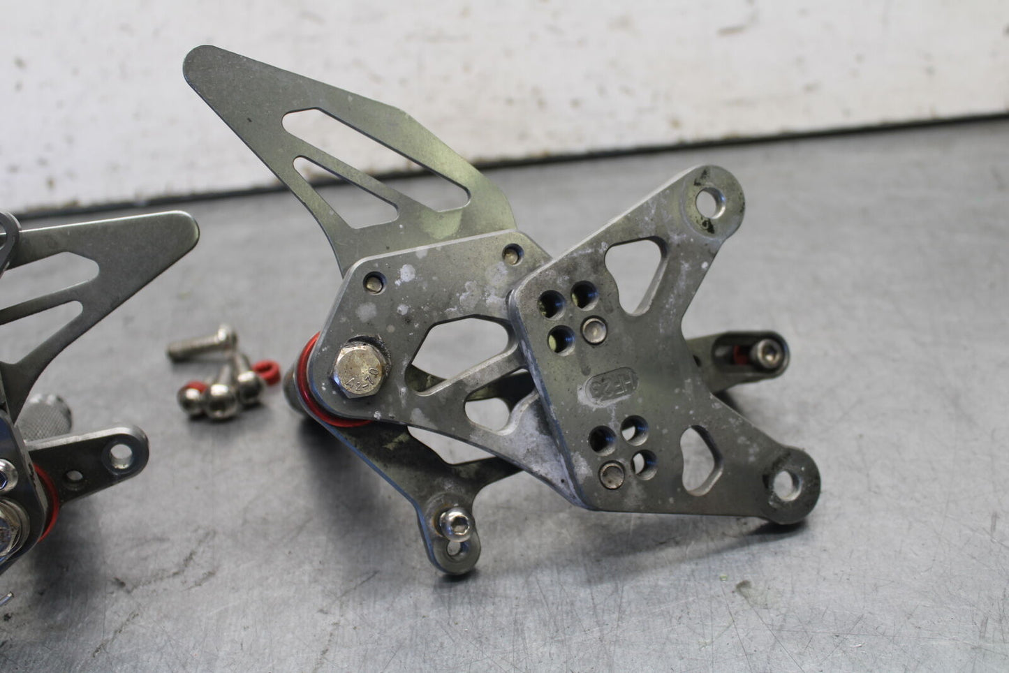 09-12 KAWASAKI NINJA ZX6R RIGHT LEFT REARSETS REAR SET DRIVER FOOT PEGS  BB698