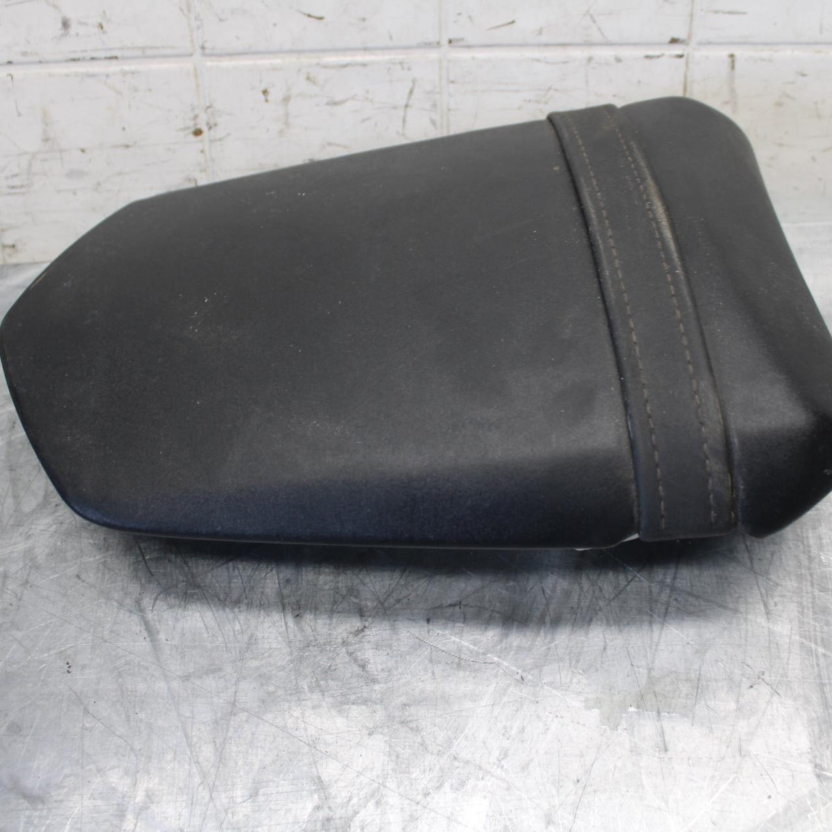 04-06 YAMAHA YZF R1 REAR BACK PASSENGER TANDEM SEAT PAD SADDLE PILLION BB491