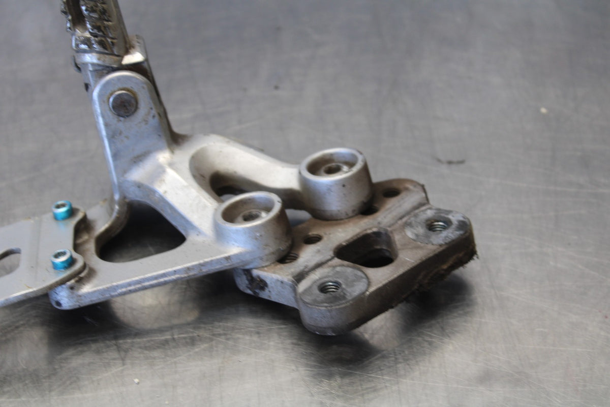 06-07 SUZUKI GSXR 600 LEFT REARSET REAR SET DRIVER FOOT PEG REST STOP BB863