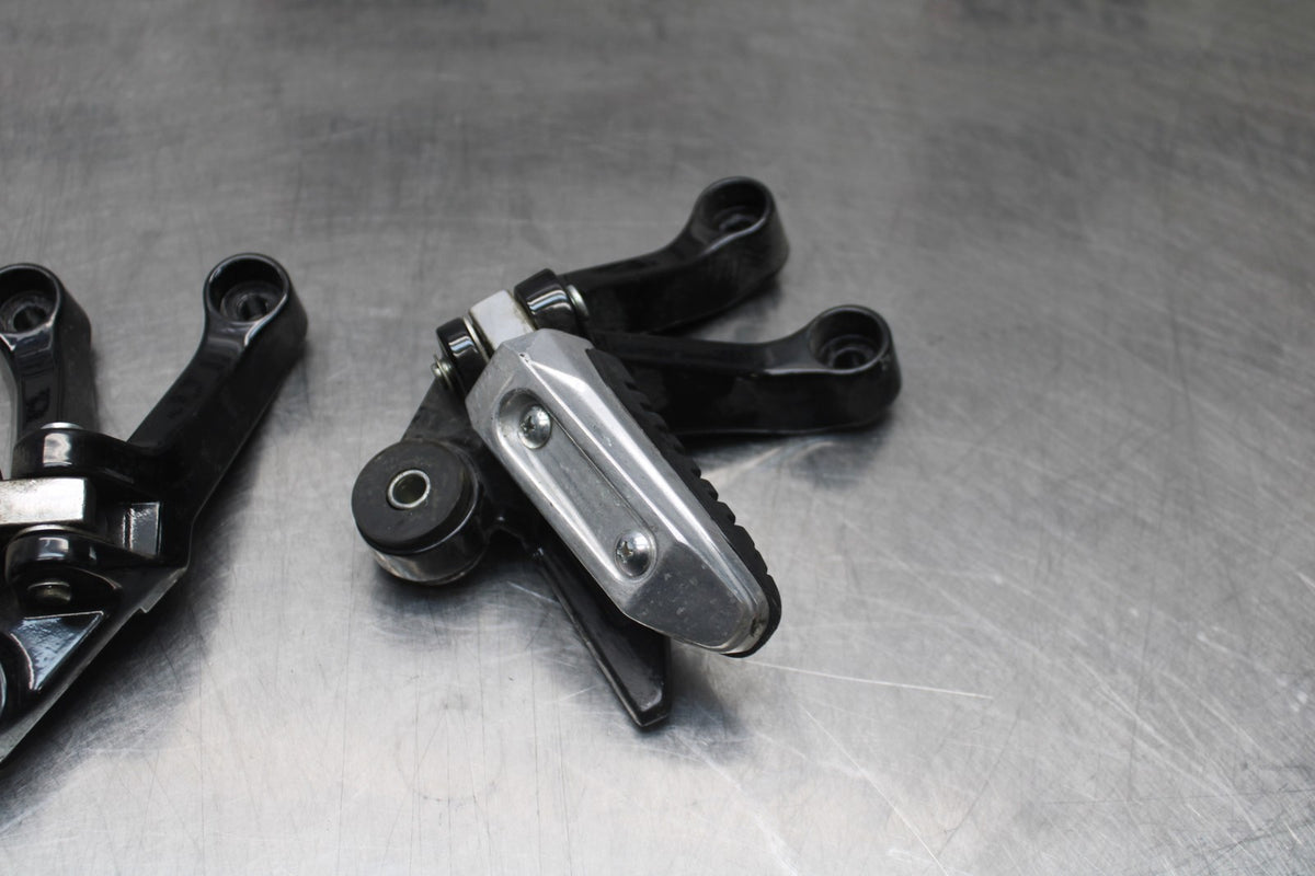 15 SUZUKI GW250F REAR BACK PASSENGER PEG SET PAIR BB789