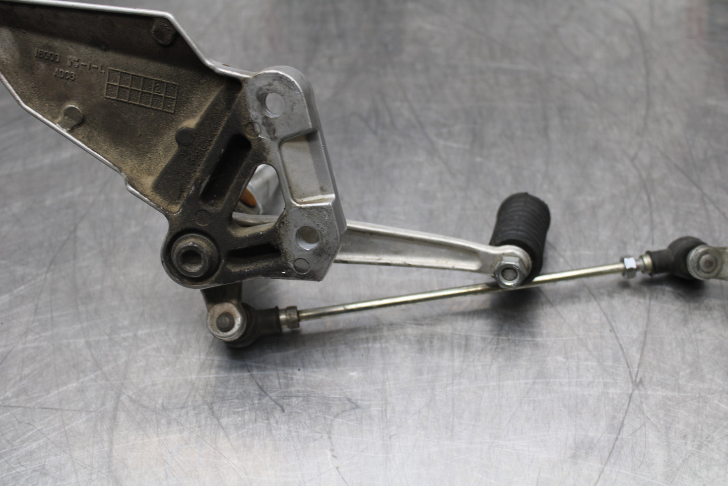 03 SUZUKI SV650S LEFT REARSET REAR SET DRIVER FOOT PEG REST STOP BB167
