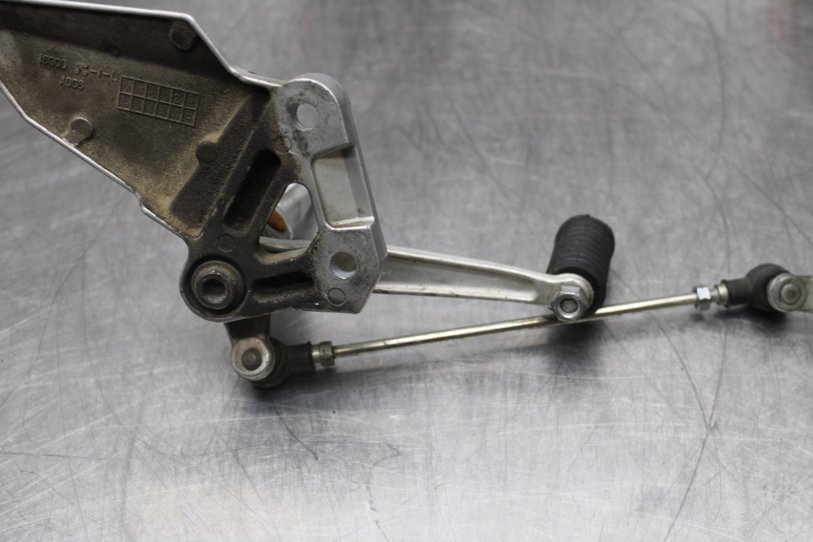 03 SUZUKI SV650S LEFT REARSET REAR SET DRIVER FOOT PEG REST STOP BB167