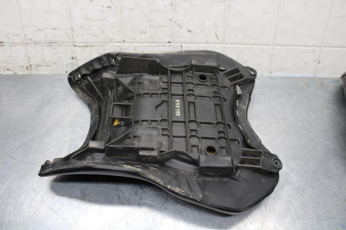 2006 Yamaha YZF R6 FRONT DRIVERS SEAT PAD SADDLE PILLION 2C0-24710-00-00 BB560