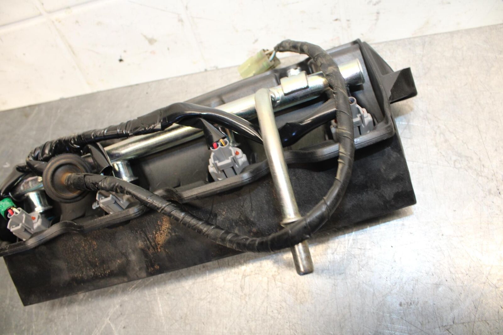 07 YAMAHA YZF R6 2c0 SECONDARY FUEL INJECTORS TOP AIRBOX GAS RAIL BB75