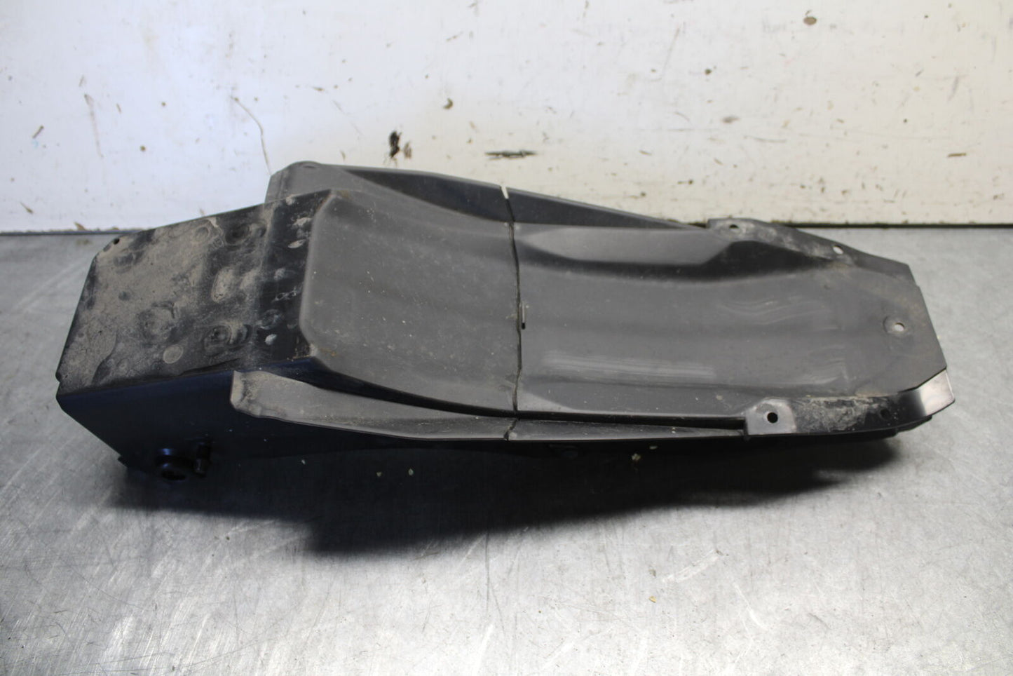 21-24 YAMAHA MT-07 REAR BACK TAIL UNDERTAIL BATTERY TRAY PLASTIC BB662