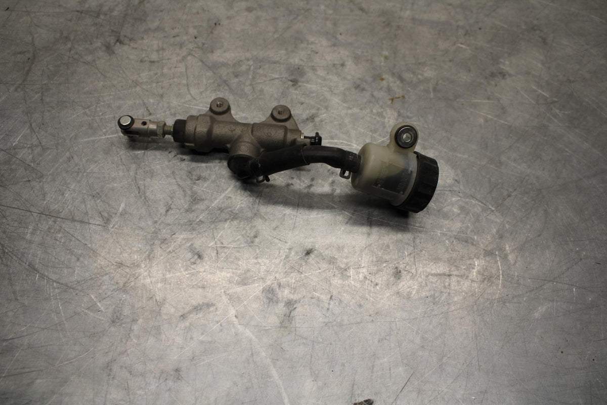 08-16 YAMAHA YZF R6 REAR BACK BRAKE MASTER CYLINDER W RESERVOIR BB443