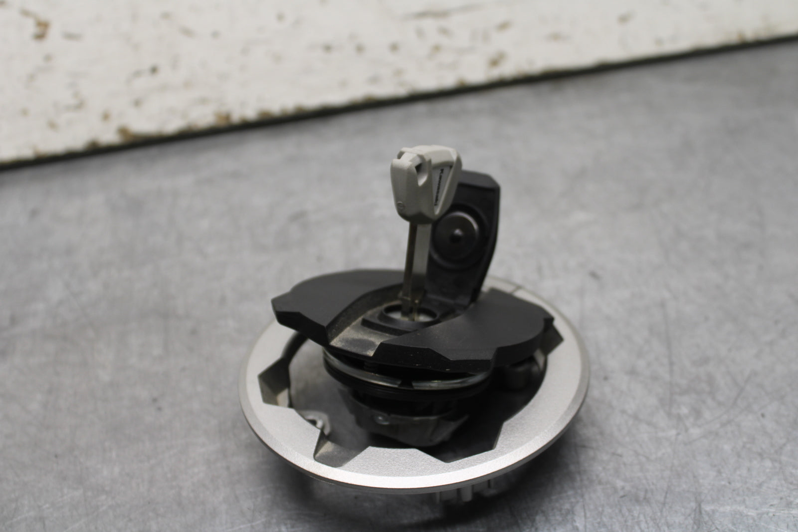 24 KAWASAKI NINJA 500 ABS FUEL TANK GAS CAP BB730