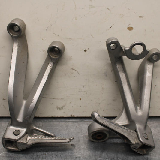 1999 Suzuki GSXR600 REAR BACK PASSENGER PEG SET PAIR BB608