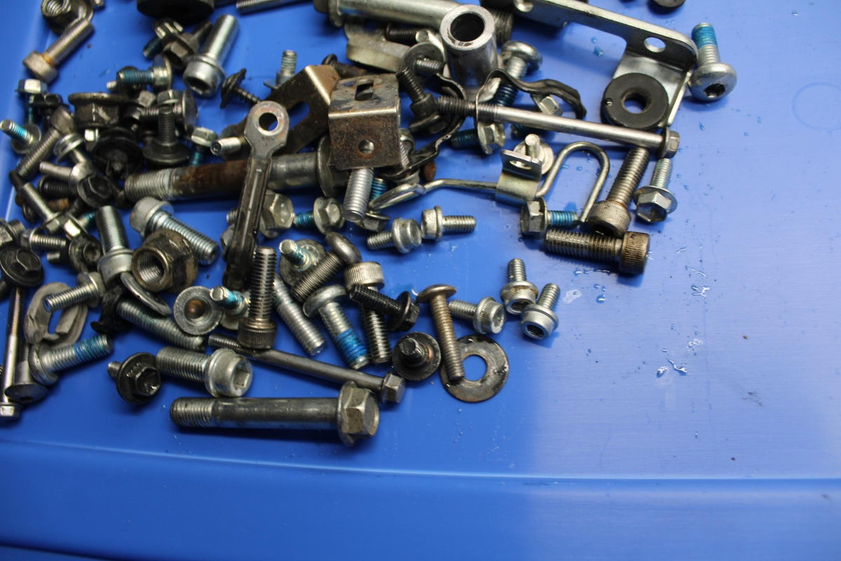11-22 SUZUKI GSXR 600 LEFTOVER MOUNTING BOLTS HARDWARE MOTOR SCREWS BB485