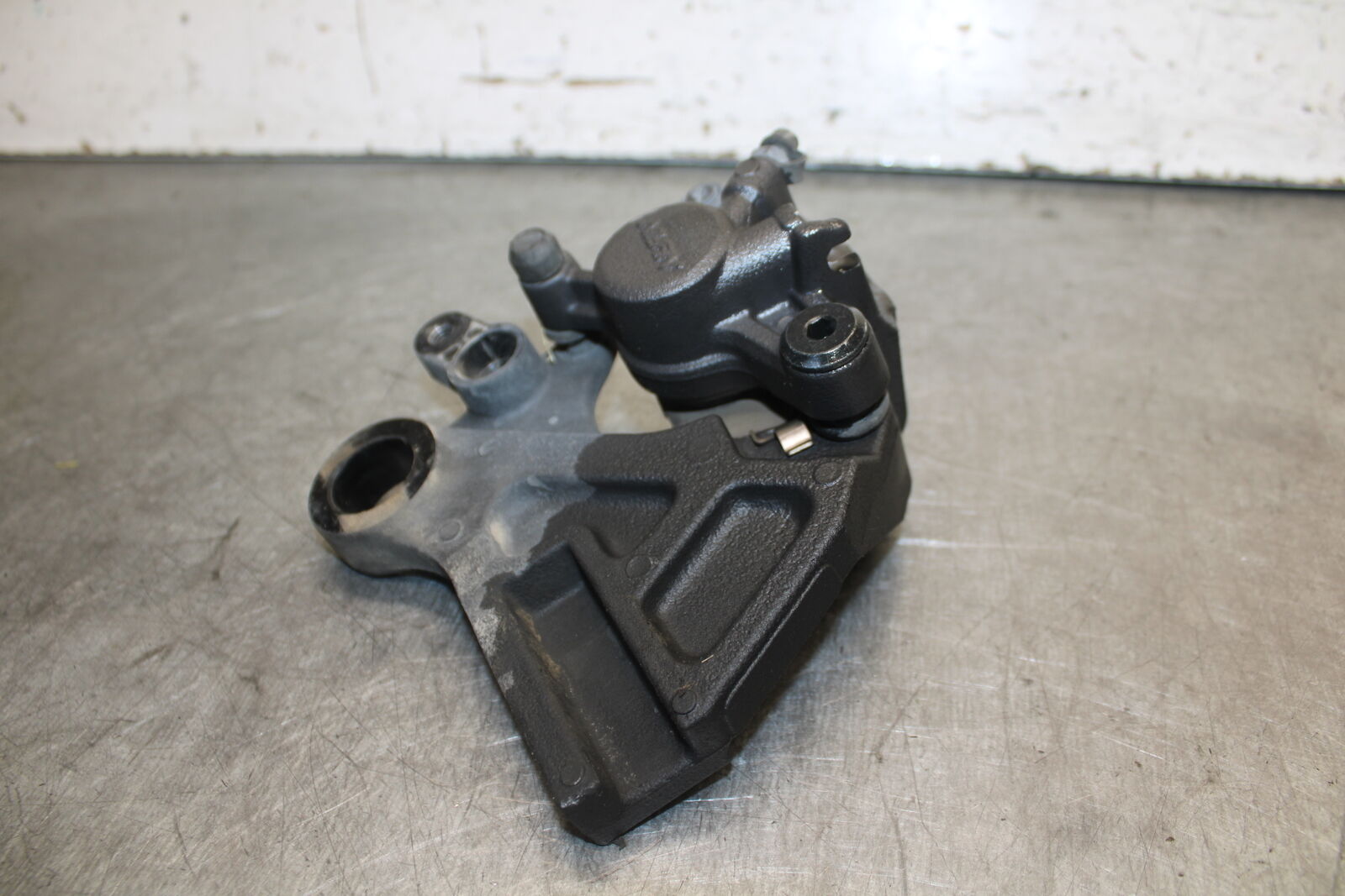 19-23 KAWASAKI NINJA ZX6R REAR BACK BRAKE CALIPER W MOUNT BRACKET BB701