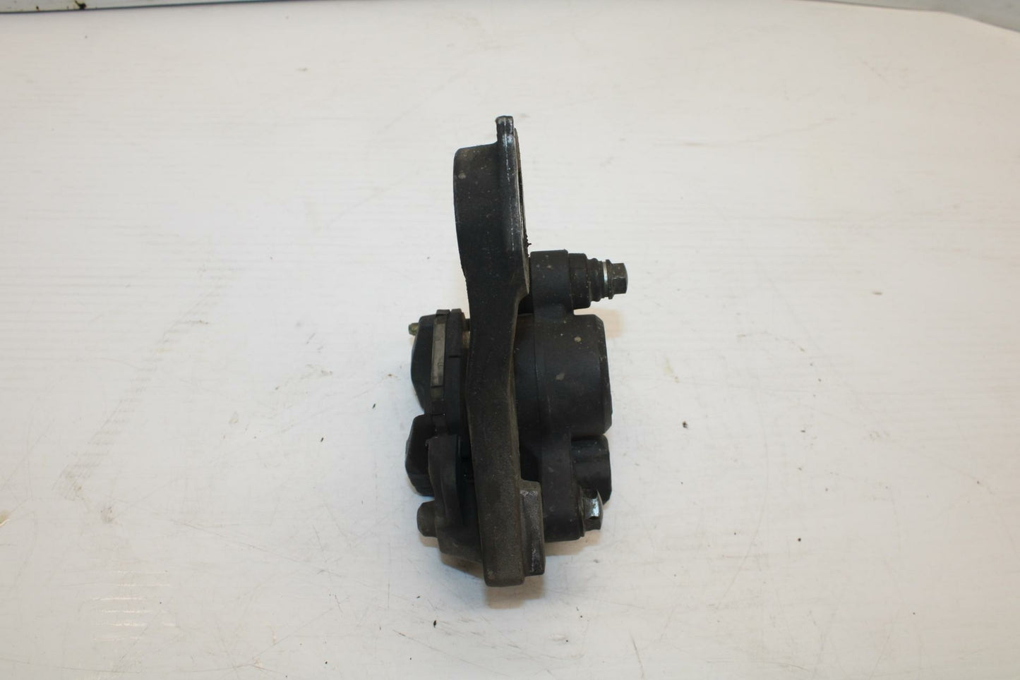 06 YAMAHA YZF R1 REAR BACK BRAKE CALIPER W MOUNT BRACKET BB282