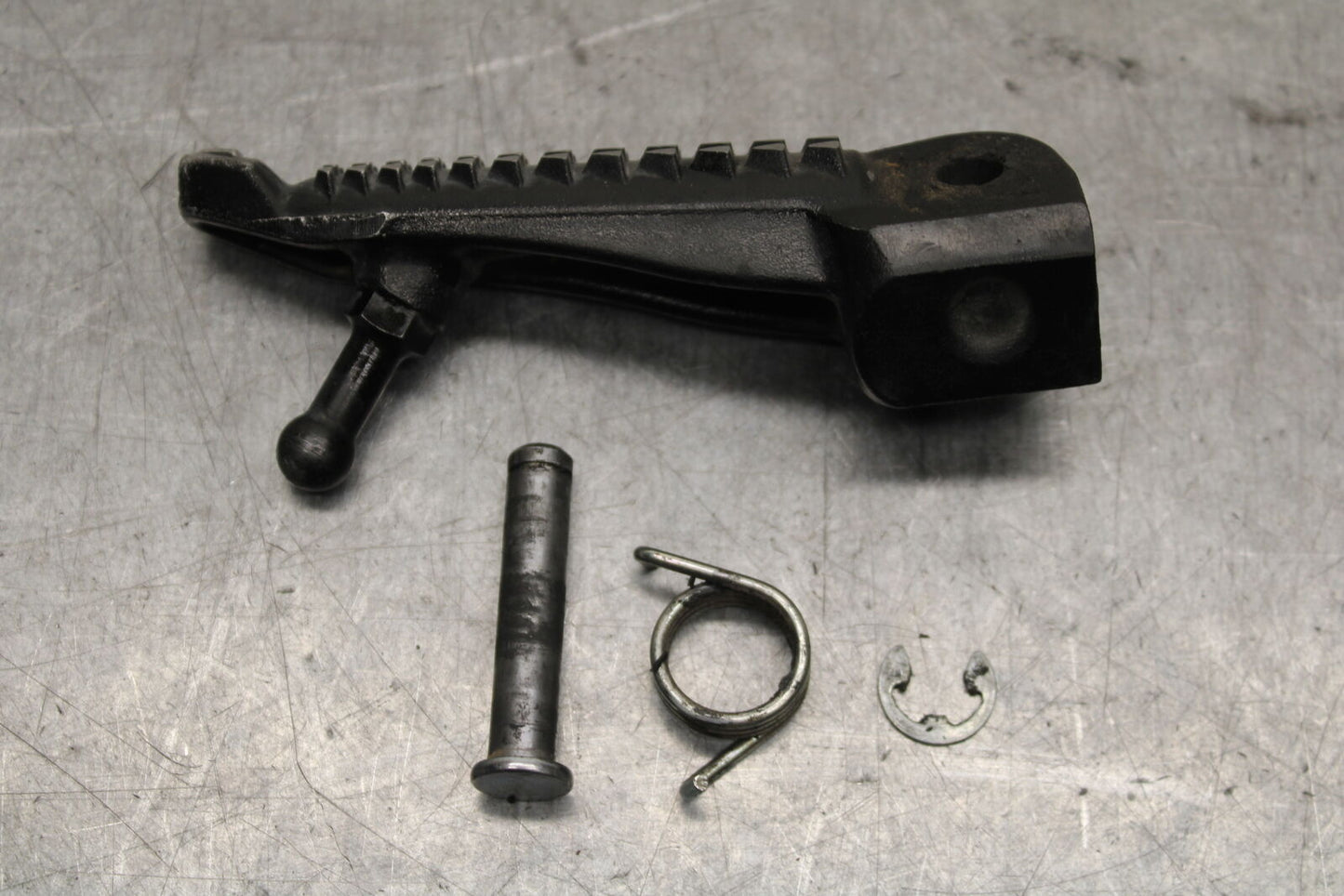 16 KAWASAKI NINJA ZX10R RIGHT FRONT FOOT REST PEG STEP 34028-0140 BB650